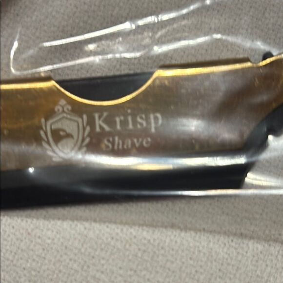 Krisp Shave Gold and Black Straight Razor with 5 Blades - Picture 3 of 4